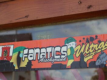 Die Fanatics waren hier. Buswartehäuschen in Etzelskirchen sind mit ihren Aufklebern ebenso verziert wie Verkehrsschilder und Straßenleitpfosten.  Fotos: Andreas Dorsch