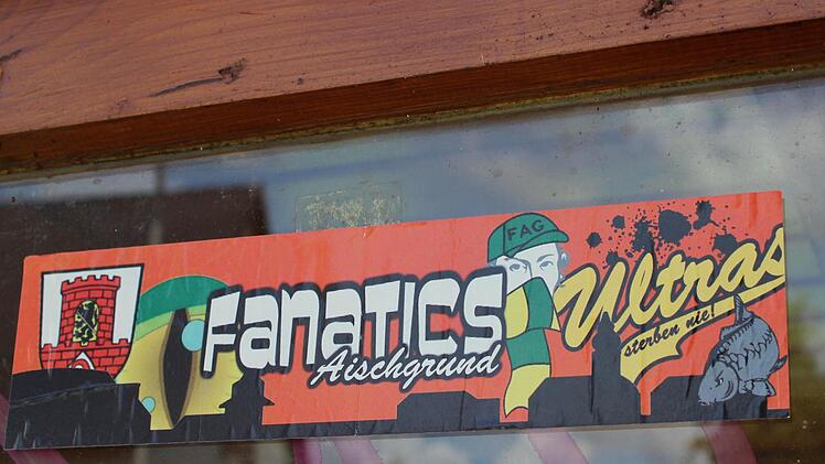 Die Fanatics waren hier. Buswartehäuschen in Etzelskirchen sind mit ihren Aufklebern ebenso verziert wie Verkehrsschilder und Straßenleitpfosten.  Fotos: Andreas Dorsch