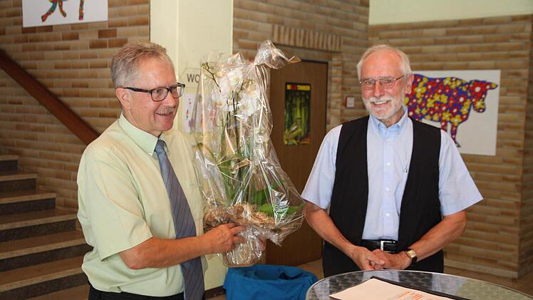 Alfons Galster (r.) sagt Danke im Namen der Gemeinde und des Schulverbands.