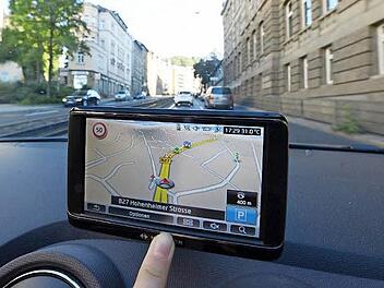 Haben längst die Karten der Geodäten abgelöst: Navi-Systeme.  Foto: Bernd Weißbrod/dpa
