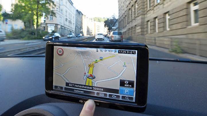 Haben längst die Karten der Geodäten abgelöst: Navi-Systeme.  Foto: Bernd Weißbrod/dpa