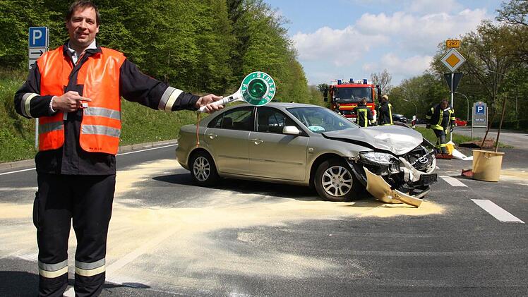 Olaf Röttinger von der Bad Kissinger Feuerwehr leitete den Verkehr über den Golfplatz-Parkplatz um. Foto: Ralf Ruppert