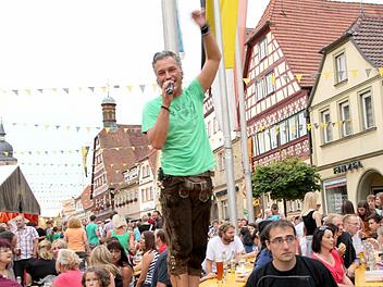 Für Stimmung am Altstadtfest sorgen wieder mehrere Bands auf zwei Bühnen, DJs in drei verschiedenen Locations und Kabarettisten im Rathaushof.