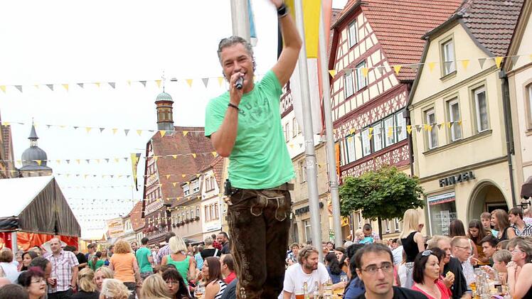 Für Stimmung am Altstadtfest sorgen wieder mehrere Bands auf zwei Bühnen, DJs in drei verschiedenen Locations und Kabarettisten im Rathaushof.