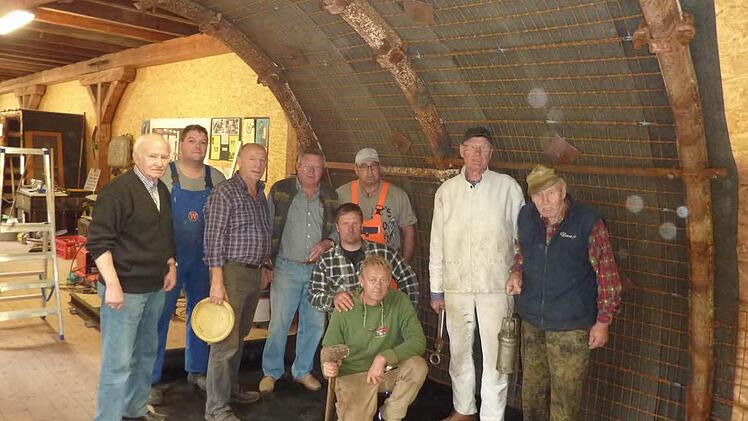 Das Arbeitsteam beim Grubenausbau (von links): Rudolf Hille, Harald Greser, Dieter Böhmer, Willi Gröne, Oliver Renk, Heiko Eisenbeiß, Andreas Ahl, Hans-Dieter Pröve und Heiner Ludwig. Foto: Gerd Fleischmann