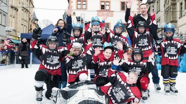 Jung-Wölfe in der Stadt: Aufwärts geht es mit dem Kissinger Eishockey-Nachwuchs. Der durfte seine Kunst auf Kufen demonstrieren bei der Winterparty von Bayern 1 im Zentrum der Kurstadt.  Foto: Bayern 1/Markus Konvalin