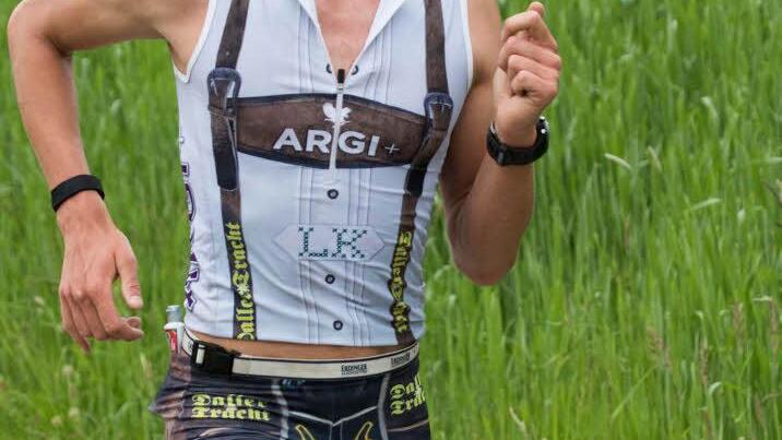 Im Lederhosen-Look rannte Lukas Krämer aus Schongaudem Sieg entgegen.