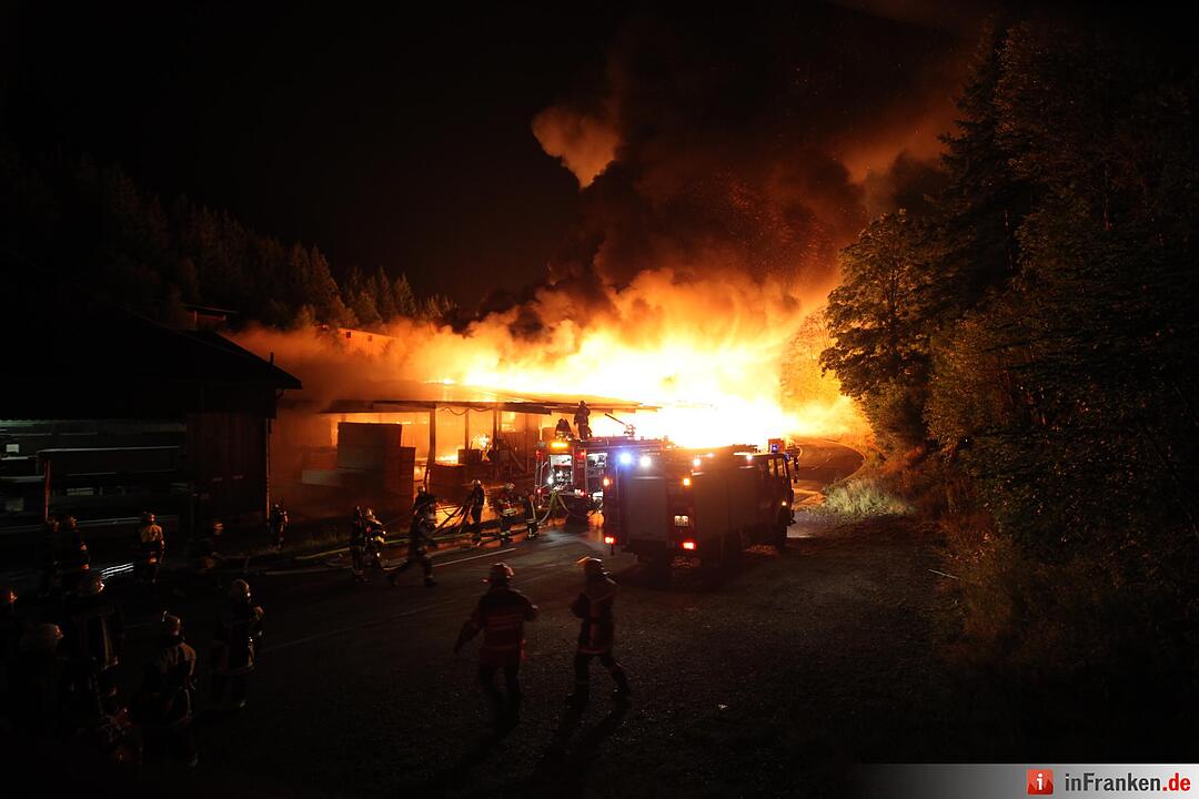 Riesiges Flammeninferno zerstoert grosses Saegewerk - Meterhohe Flammen