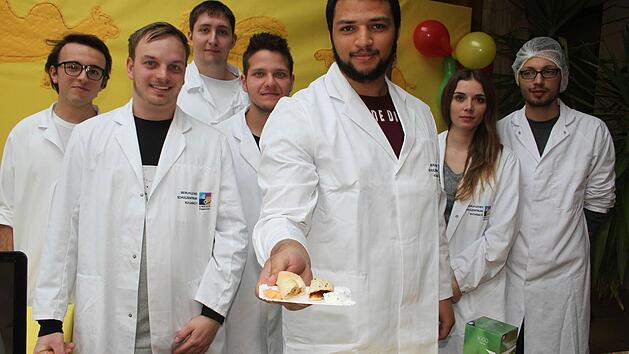 Terence Adolphus und sein Team haben mit ihren orientalischen R&ouml;llchen genau den Geschmack der Tester getroffen. Sie haben halbfertige Teigtaschen mit Fleisch oder mit Couscous gef&uuml;llt und dazu passende Dips entwickelt. Foto: Sonja Adam