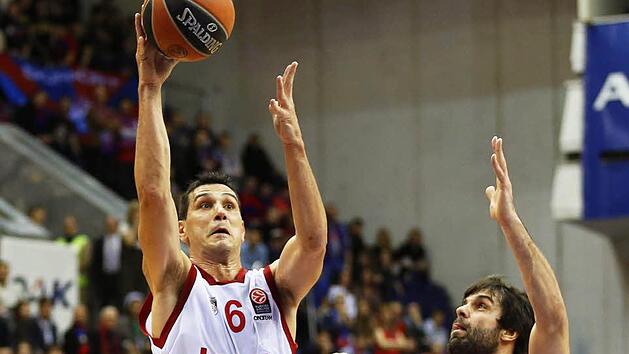 Bambergs Anf&uuml;hrer Nikos Zisis (links) wird auch diesmal gegen Superstar Milos Teodosic furchtlos zum Korb ziehen. Foto: sportpress