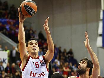 Bambergs Anführer Nikos Zisis (links) wird auch diesmal gegen Superstar Milos Teodosic furchtlos zum Korb ziehen. Foto: sportpress