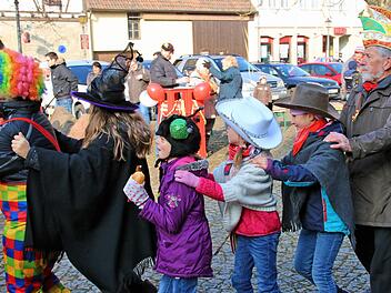 Die Polonaise aus Blankenese durfte natürlich nicht fehlen beim Faschingsfez auf dem Anger. Foto: Dieter Britz