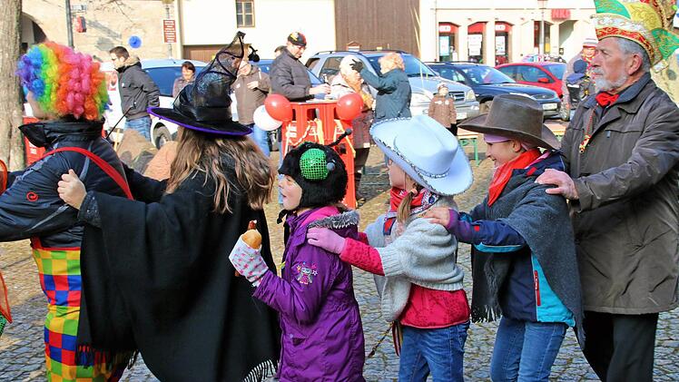 Die Polonaise aus Blankenese durfte natürlich nicht fehlen beim Faschingsfez auf dem Anger. Foto: Dieter Britz