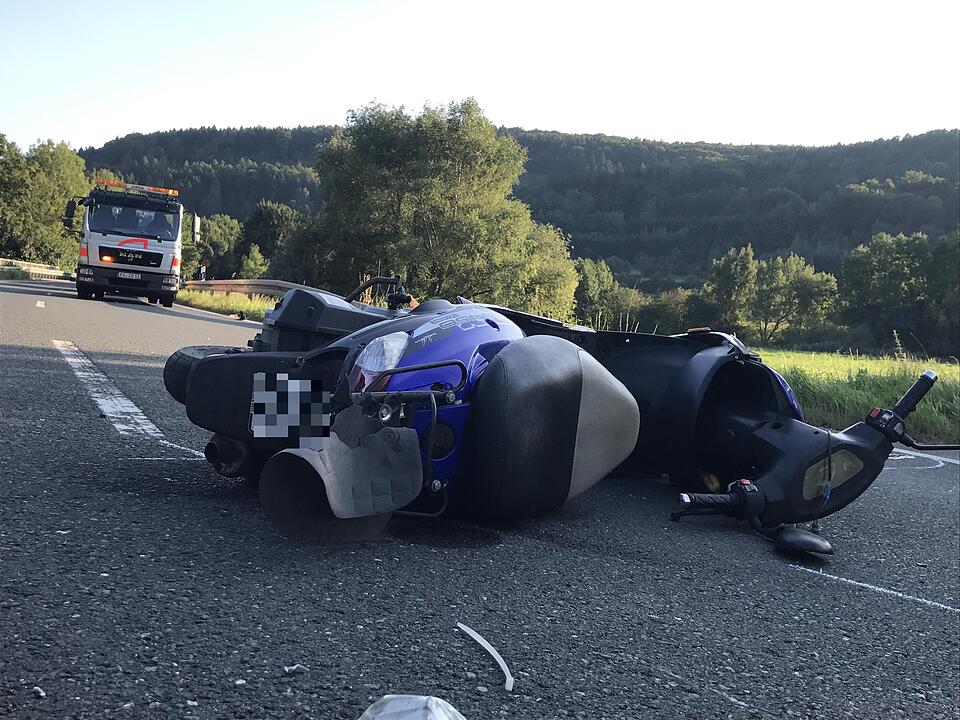 Unterleinleiter:BMW kollidiert frontal mit Roller