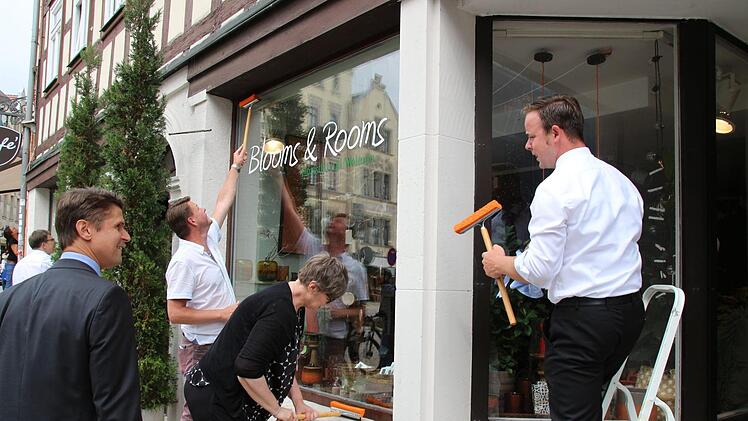 Wohnbau-Geschäftsführer Christian Meyer (links) schaut hier noch zu, wie Frank Briesemeister (Tourismus Coburg), Citymanagerin Andrea Kerby-Schindler und Markthallen-Geschäftsführer Sebastian Hofmann in der Ketschengasse Fenster putzen (von links). Foto: Simone Bastian