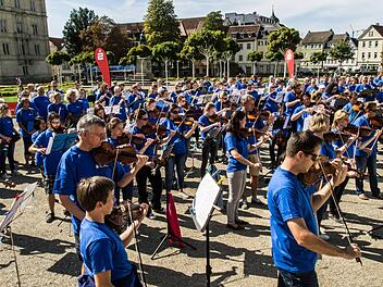 Großes Andrang, tolles Stimmung: bei bestem Wetter begeisterte der erste Symphonic Mob Bayerns zahlreiche Zuhörer auf dem Coburger Schlossplatz.Foto: Jochen Berger
