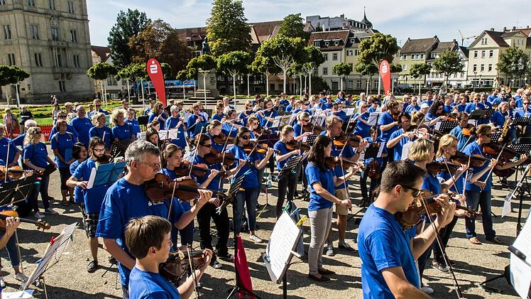 Großes Andrang, tolles Stimmung: bei bestem Wetter begeisterte der erste Symphonic Mob Bayerns zahlreiche Zuhörer auf dem Coburger Schlossplatz.Foto: Jochen Berger