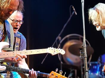Die Alten haben's einfach drauf. Sauberen Rock'n‘Roll lieferten die drei Gitarristen (von links) Jan Lindqvist, Peter Kühmstedt und Roland Schäffer.Brigitte Krause
