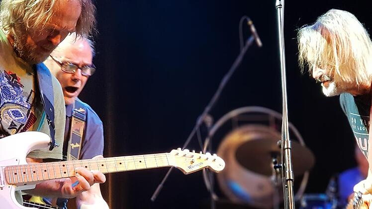 Die Alten haben's einfach drauf. Sauberen Rock'n‘Roll lieferten die drei Gitarristen (von links) Jan Lindqvist, Peter Kühmstedt und Roland Schäffer.Brigitte Krause