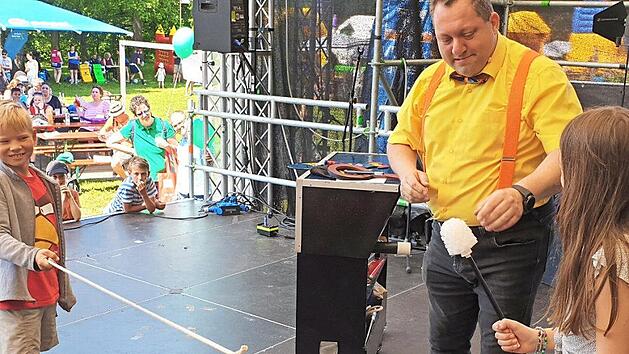 Bei Markus Sperber d&uuml;rfen die Kinder mitzaubern und am Ende als Helden die B&uuml;hne verlassen.  Foto: privat