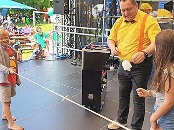 Bei Markus Sperber dürfen die Kinder mitzaubern und am Ende als Helden die Bühne verlassen.  Foto: privat
