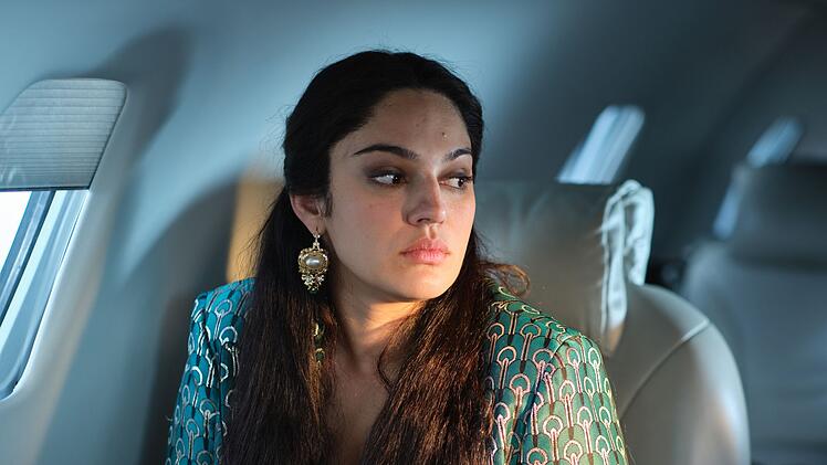Ruja Ignatova (Nilam Farooq) denkt im Privatjet &uuml;ber ihr Leben nach - oder plant sie bereits ihr Verschwinden?