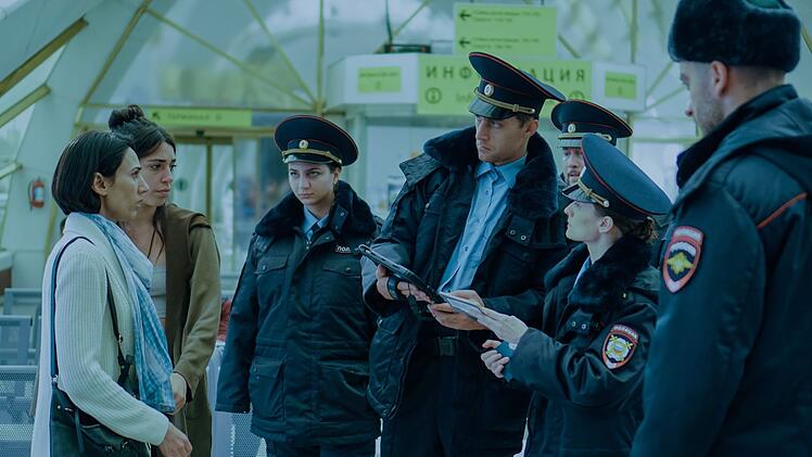 Man will nicht in ihrer Haut stecken: Orna (Liraz Chamami, links) und Gali (Talia Lynne Ronn)werden von russischen Polizisten festgenommen.