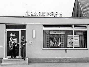 Das erste Filialgebäude der Sparkasse in  der Hauptstraße 20 in Röttenbach.  Foto: privat