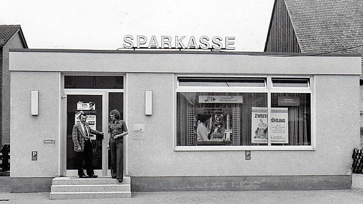 Das erste Filialgebäude der Sparkasse in  der Hauptstraße 20 in Röttenbach.  Foto: privat