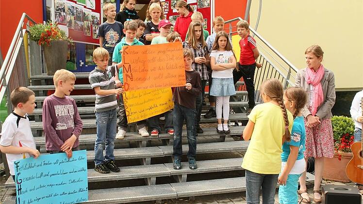 Die Schulkinder hatten eine Präsentation vorbereitet. Foto: Molitor