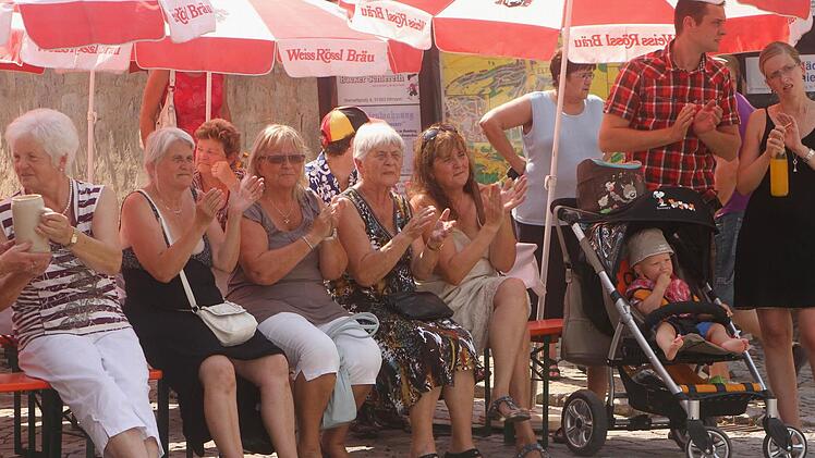 Diese Damen hatten sich gleich unter die Schirme zurückgezogen.