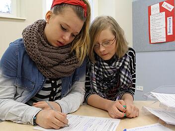 Nicolette Walczak und Angela Lieb sind Streitschlichter an der Anton-Kliegl-Mittelschule. In einem vertraulichen Gespräch mit zwei zankenden Schülern notieren sie, worum es geht. Fotos: Carmen Schmitt