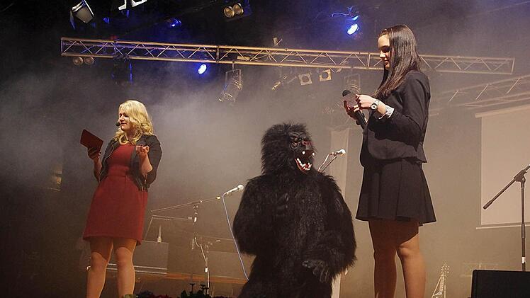 Die Moderatoren (von links) Marie Kohles, Robert Richter und Lena Förner hatten mit ihren Ansagen die Lacher auf ihrer Seite.