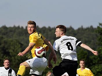 Dem Ball blickt der Ebensfelder Florian Häublein (links) nach einem Kopfballduell mit dem Schammelsdorfer Michael Massak hinterher. Foto: sportpress