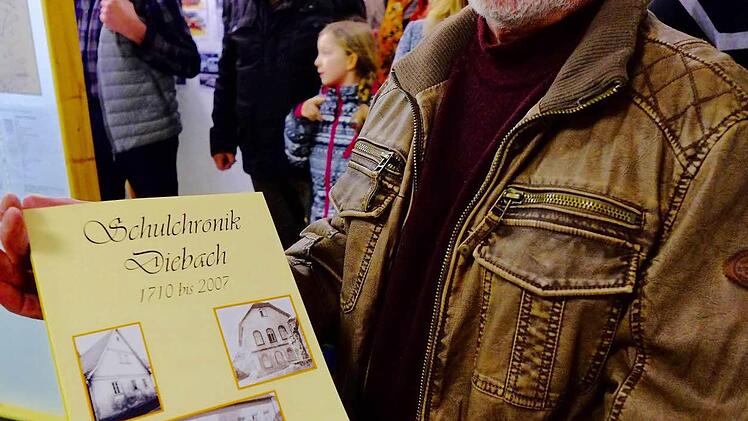 Die Schulchronik von Herbert Pramstaller durfte nicht fehlen. Foto: Gerd Schaar
