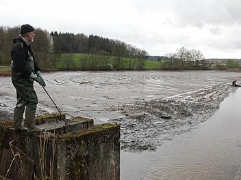 Walter Jakob (hier beim Abfischen des 3-Herzen-Sees bei Reichmannsdorf) beklagt immer schlechter werdende Rahmenbedingungen für die Teichwirtschaft. Foto: Barbara Herbst