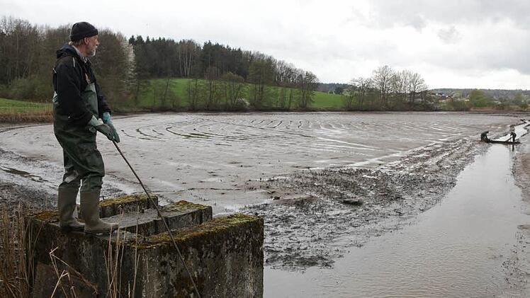 Walter Jakob (hier beim Abfischen des 3-Herzen-Sees bei Reichmannsdorf) beklagt immer schlechter werdende Rahmenbedingungen für die Teichwirtschaft. Foto: Barbara Herbst