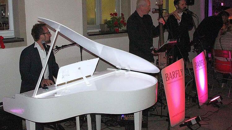 Dezente Musikuntermalung vor der Festungs-Gaststätte  Foto: Friedwald Schedel