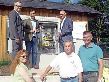 Zusammen mit Bürgermeister Jens Korn (oben Mitte) überzeugten sich die Stadträte (unten von links) Sieglinde Stumpf, Bernd Stöcker und Marco Fischer von der Technik im DSL Multifunktionsgehäuse. Peter Hornfischer (oben links) und Martin Graf von der Thüga SmartService übergaben damit offiziell das schnelle Internet. Foto: Susanne Deuerling