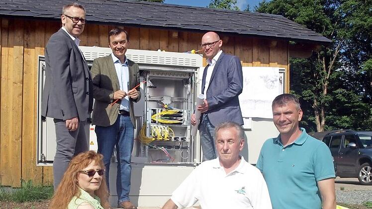Zusammen mit Bürgermeister Jens Korn (oben Mitte) überzeugten sich die Stadträte (unten von links) Sieglinde Stumpf, Bernd Stöcker und Marco Fischer von der Technik im DSL Multifunktionsgehäuse. Peter Hornfischer (oben links) und Martin Graf von der Thüga SmartService übergaben damit offiziell das schnelle Internet. Foto: Susanne Deuerling