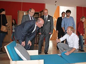 Landrat Wilhelm Schneider ließ sich am Sonntag in Begleitung von Schulleiter Oliver Dünisch die Meisterstücke zeigen. Die Erklärungen übernahm Lehrer Thomas Herres.  Fotos: Katharina Becht