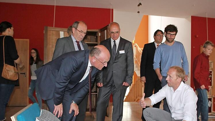 Landrat Wilhelm Schneider ließ sich am Sonntag in Begleitung von Schulleiter Oliver Dünisch die Meisterstücke zeigen. Die Erklärungen übernahm Lehrer Thomas Herres.  Fotos: Katharina Becht