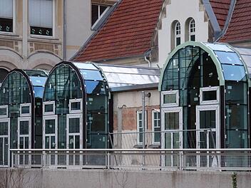Die "Tonnendachgauben" an der ehemaligen Turnhalle der Heiligkreuzschule bestehen aus zwei Teilen: Die Verglasung ist vor die Putzfassade gesetzt; über dem Anbau erkennt man die Titanzinkstehfalzdeckung. Jochen Berger