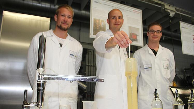 ... wo die Sch&uuml;ler Kevin Probst, Sebastian L&ouml;gl und Manuel Gluth ausprobiert hatten, wie sich der Flaum der Fr&uuml;chte   auf die G&auml;rf&auml;higkeit beim Herstellen von Quittenbrand auswirkt. Tats&auml;chlich ver&auml;ndert sich der  Geschmack. Foto: Sonny Adam