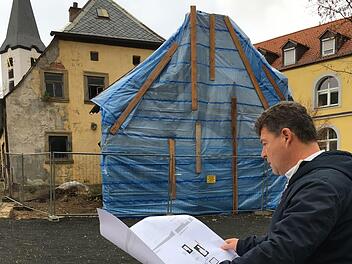 Mit ihren Maßnahmen bei der Alten Mühle im Oberhaider Ortskern agiert die Gemeinde vorbildlich: Es wird nachverdichtet und auch entsiegelt. Im Bild  Bürgermeister Carsten Joneitis mit den  PlänenFoto: Anette Schreiber