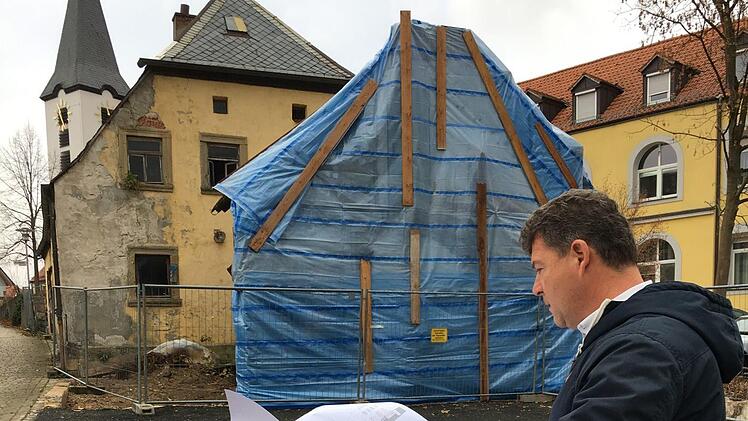 Mit ihren Maßnahmen bei der Alten Mühle im Oberhaider Ortskern agiert die Gemeinde vorbildlich: Es wird nachverdichtet und auch entsiegelt. Im Bild  Bürgermeister Carsten Joneitis mit den  PlänenFoto: Anette Schreiber