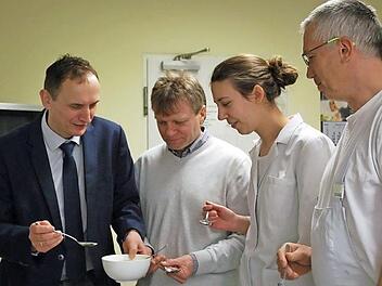 Zertifizierungen sind in der Branche notwendig, um sich im Wettbewerb behaupten zu können. Davon sind (von links) der Geschäftsführer Wolfgang Vetter, der Leiter des Qualitätsmanagement Udo Brand, die Mitarbeiterin in der Produktentwicklung Silke Zapf und Leiter der Produktionentwicklung Jens Gliemann überzeugt.  Foto: Veronika Schadeck