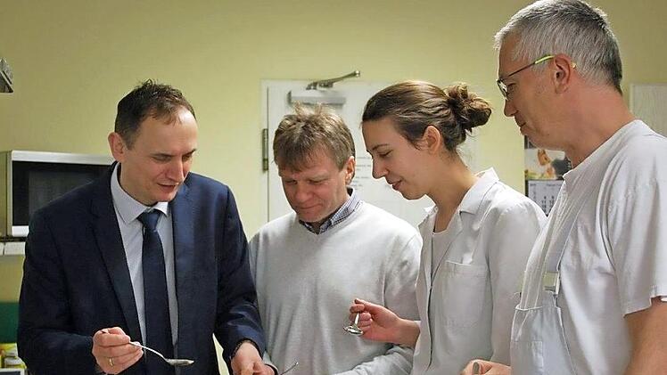 Zertifizierungen sind in der Branche notwendig, um sich im Wettbewerb behaupten zu können. Davon sind (von links) der Geschäftsführer Wolfgang Vetter, der Leiter des Qualitätsmanagement Udo Brand, die Mitarbeiterin in der Produktentwicklung Silke Zapf und Leiter der Produktionentwicklung Jens Gliemann überzeugt.  Foto: Veronika Schadeck