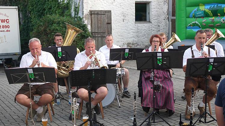 Die "Zamgwerfelten Blechtreiber" spielten unplugged.