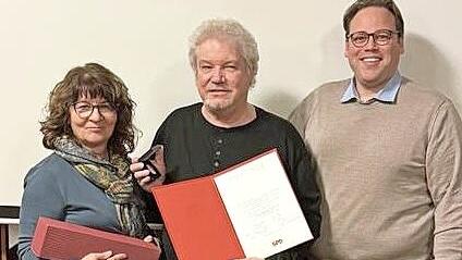 Die SPD-Kreisvorsitzenden Martina Stamm-Fibich und Christian Pech bedankten sich bei Fritz M&uuml;ller.